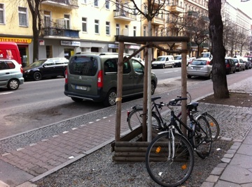 a REAL bike lane, NeuKolln, Berlin. photo by Jan Lundberg