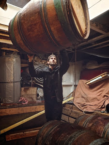 Wine loading at Douarnenez (1000meilenwind.de)